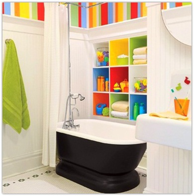 Baie pastelata, vesela pentru copii