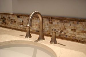 brau-perete-baie-design-vintage-placat-mozaic