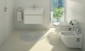 Baie mica cu pardoseala ceramica placi mari si toaleta pe perete