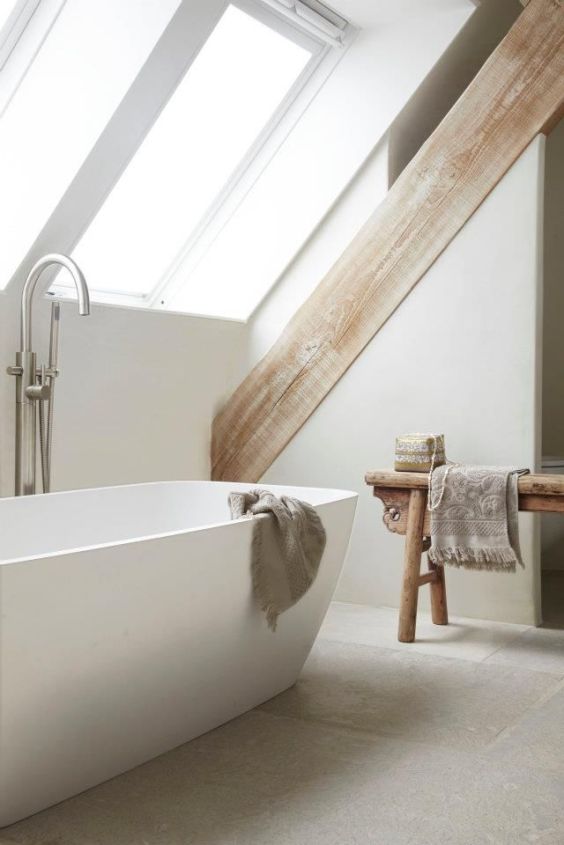 Baie cu cada la mansarda design modern minimalist cu lemn