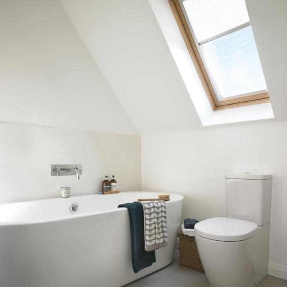 Baie cu cada la mansarda in alb