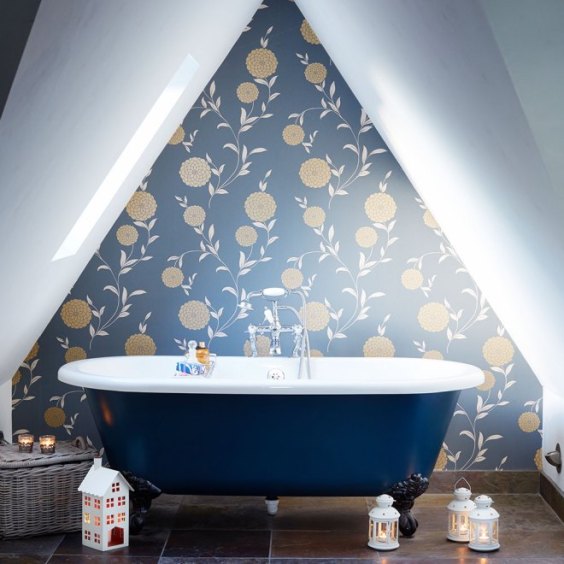 Baie cu design retro in nuante de albastru si auriu, cada freestanding, la mansarda