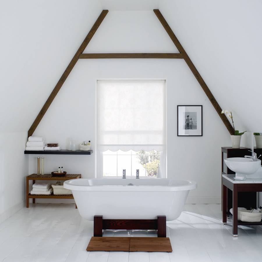 Cada freestanding plasata in centrul baii, la mansarda