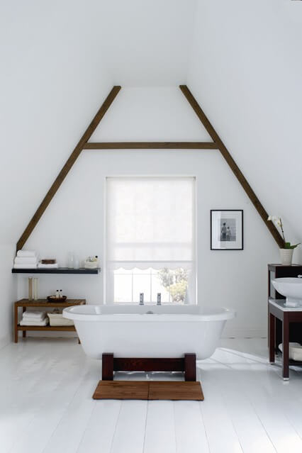 Baie la mansarda cu cada freestanding