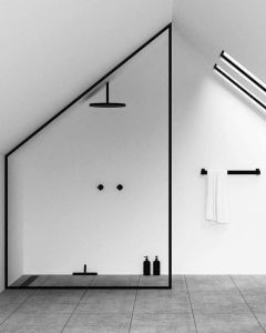 Baie la mansarda cu spatiu dus walk in coloana dus neagra si gresie gri