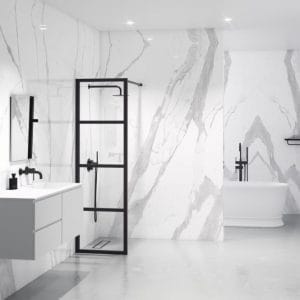 Baie marmura cu cada, dus walk in paravan dus rame negre si dus negru mat